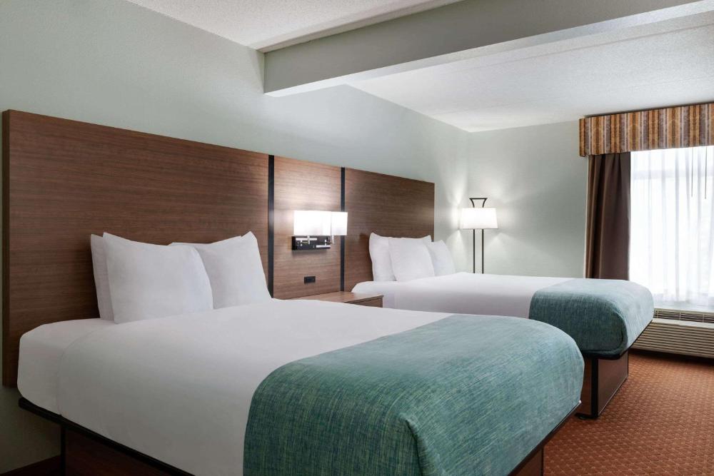 Queen Room with Two Queen Beds - Non-Smoking interior